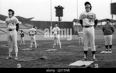 Les joueurs de Los Angeles Dodgers participent à un entraînement de pré-saison au Dodger Stadium de Los Angeles, en Californie Banque D'Images