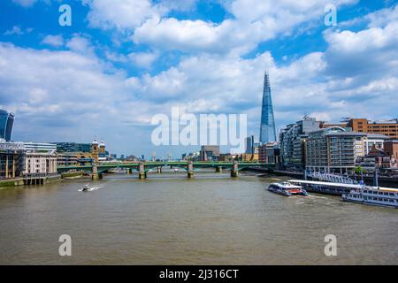 LONDRES, Royaume-Uni - 17 JUIN 2017 : vue d'ensemble de Londres sur la Tamise, le Shard est visible, bateaux sur la rivière. Banque D'Images