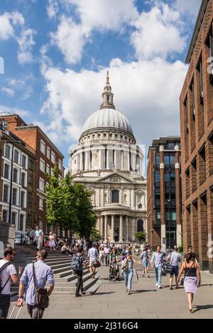 LONDRES Royaume-Uni - 17 JUIN 2017 : les gens sur le chemin en direction de la cathédrale St Paul. C'est une cathédrale anglicane, siège de l'évêque de Londres et de la teigne Banque D'Images