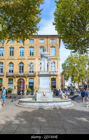 AIX en PROVENCE, FRANCE - 11 AOÛT 2017 : statue à Aix-en-Provence du roi René tenant les raisins musqués qu'il a apportés en Provence. Banque D'Images