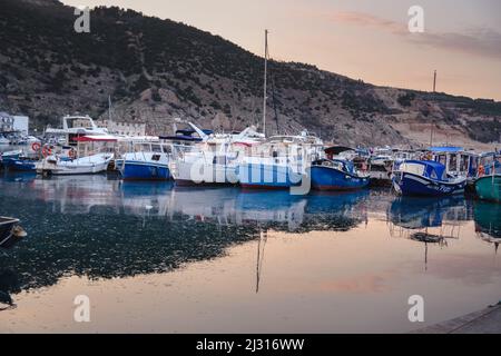 Sébastopol, Crimée - 15 mars 2021:vue des bateaux dans la baie de Balaklava près de la jetée au printemps au coucher du soleil Banque D'Images