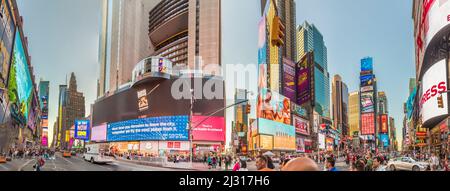 NEW YORK, USA - OCT 4, 2017: Les gens aiment Times Square avec la publicité au néon des nouvelles, des marques et des théâtres en fin d'après-midi. Times Square est un sym Banque D'Images