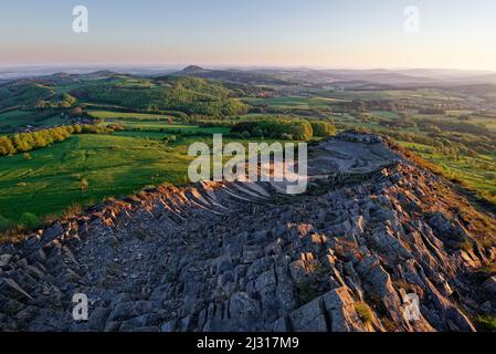 Tôt le matin sur l'Abtsrogaerkuppe. En regardant vers le nord à Milseburg, Rhoen Biosphere Reserve, Hesse, Allemagne Banque D'Images