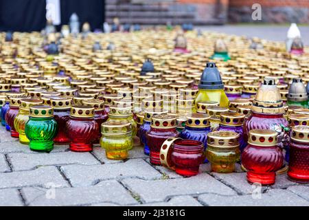 De nombreuses bougies de sépulture colorées (lanternes), décoration traditionnelle des tombes le jour de la Toussaint (1 novembre). Banque D'Images