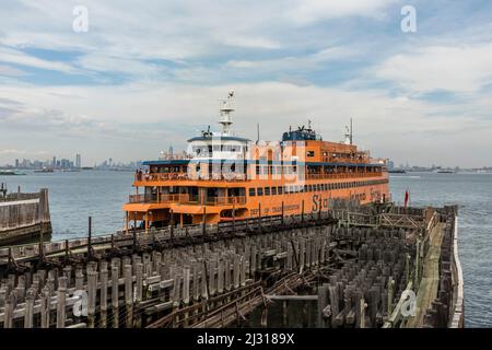 NEW YORK, Etats-Unis - OCT 5, 2017: staten Island ferry à la jetée. Le ferry relie Manhattan à Staten Island et est offert gratuitement pour tout le monde Banque D'Images