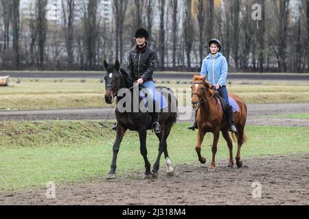 Les femmes font du cheval à l'hippodrome de Kiev, à Kiev, capitale de l'Ukraine, le 2 avril 2022. Photo de Yehven Kotenko/Ukrinform/ABACAPRESS.COM Banque D'Images