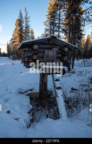 Caisse en bois, autrefois utilisée comme réfrigérateur naturel, Torassieppi, Muonio, Laponie, Finlande Banque D'Images