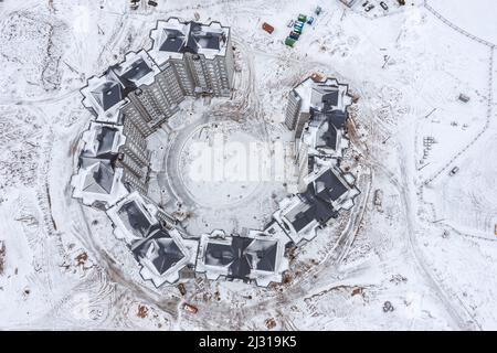 nouveaux immeubles d'appartements en hauteur dans la zone résidentielle de la ville. vue aérienne en hiver. Banque D'Images