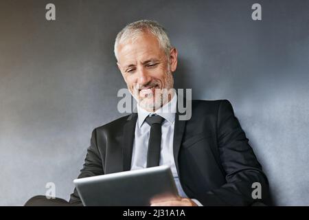 Ce que cela signifie d'être un collier blanc. Photo courte d'un beau homme d'affaires mature en tenue d'entreprise. Banque D'Images
