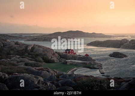 Hutte rouge sur la côte à Skärhamn sur l'archipel de Tjörn sur la côte ouest de la Suède au coucher du soleil Banque D'Images