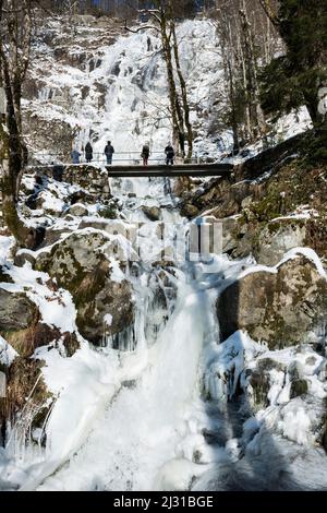 Cascade avec neige et glace, Todtnauer Wasserfall, hiver, près de Todtnau, Forêt-Noire, Bade-Wurtemberg, Allemagne Banque D'Images