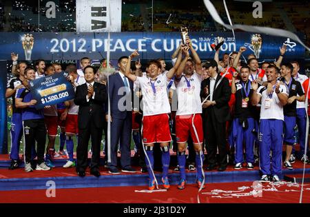 22 juillet 2012 - Corée du Sud, Suwon : Heung min son, à gauche, et Heiko Westermann du Hamburger SV d'Allemagne, ont remporté un trophée de champion après avoir remporté le match contre le Seongnam Ilhwa FC de Corée du Sud lors de leur finale de la coupe de la paix 2012 à Suwon, en Corée du Sud, le dimanche 22 juillet 2012. Hamburger SV a remporté le match 1-0. Banque D'Images