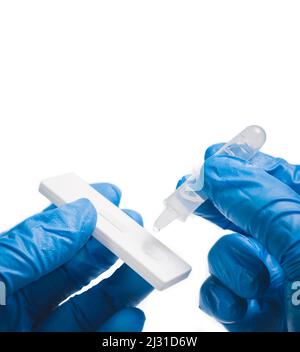 Le médecin plaçant l'échantillon de sécrétions dans le kit de test rapide de l'antigène du COV-2 du SRAS (ATK) avec le tube d'extraction,coronavirus infectieux protecteur c Banque D'Images