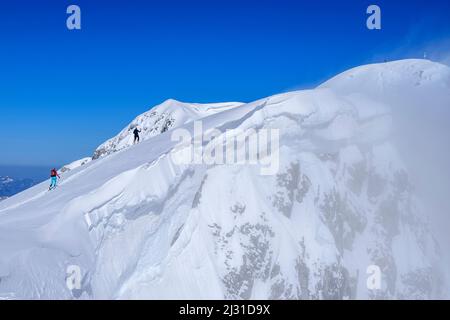 Deux personnes lors d'une visite de ski montent au Hohen Göll, Hoher Göll, Alpes de Berchtesgaden, Parc national de Berchtesgaden, haute-Bavière, Bavière, Allemagne Banque D'Images