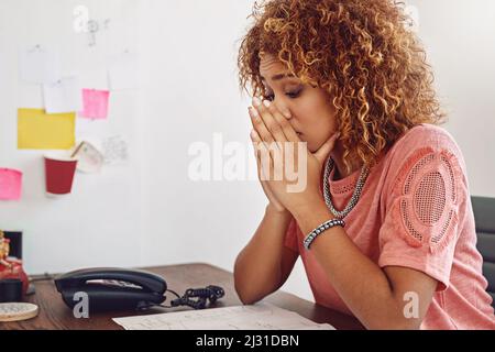 J'espère que je ne perds pas mon travail à ce sujet. Photo courte d'une femme d'affaires en regardant stressée à son bureau. Banque D'Images