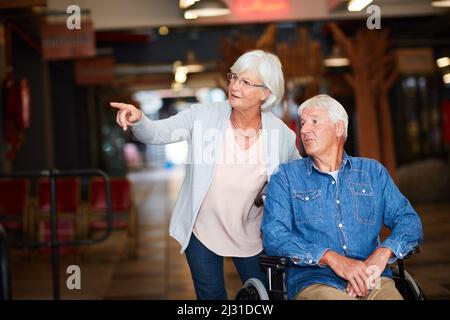 Si nous allons dans ce magasin à l'avenir. Photo d'un couple senior heureux qui se joint au centre commercial le week-end. Banque D'Images