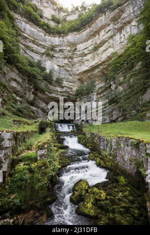 Source de la Loue, Loue, Mouthier-haute-Pierre, Département du Doubs, Bourgogne-Franche-Comté, Jura, France Banque D'Images