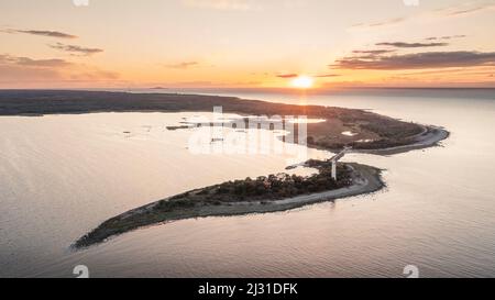 Küste und Leuchtturm Lange Erik im Norden der Insel Öland im Osten von Schweden von oben BEI Sonnenuntergang Banque D'Images