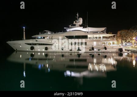 Le HALO de yacht appartenant au milliardaire russe et à l'oligarque romain Abramovich. Banque D'Images