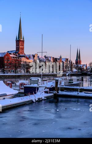 Jetée glacée à l'hôtel Radisson Blu Senator surplombant l'église et la cathédrale Saint-Petri, Lübeck, baie de Lübeck, Schleswig-Holstein, Allemagne Banque D'Images