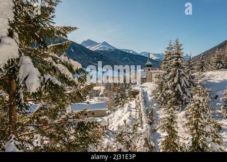 Vue sur la ville de Davos en hiver, Grisons, Suisse Banque D'Images