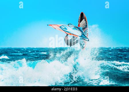 sports d'été : le windsurf saute de la vague entre les éclaboussures d'eau Banque D'Images