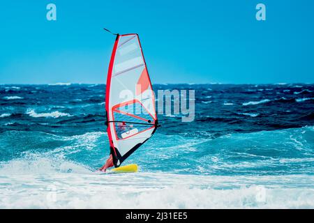 sports d'été : planche à voile sur les vagues de l'océan bleu Banque D'Images