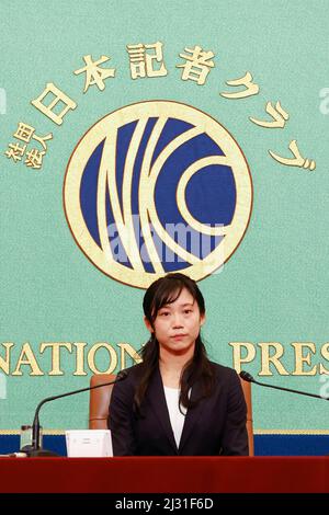 Tokyo, Japon. 5th avril 2022. Le patineur japonais Miho Takagi assiste à une conférence de presse au Japan National Press Club à Tokyo. Takagi a remporté une médaille d'or aux 1 000 mètres féminins et trois médailles d'argent aux Jeux Olympiques d'hiver de Beijing. (Image de crédit: © Rodrigo Reyes Marin/ZUMA Press Wire) Banque D'Images