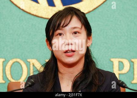 Tokyo, Japon. 5th avril 2022. Le patineur japonais Miho Takagi parle lors d'une conférence de presse au Japan National Press Club à Tokyo. Takagi a remporté une médaille d'or aux 1 000 mètres féminins et trois médailles d'argent aux Jeux Olympiques d'hiver de Beijing. (Image de crédit: © Rodrigo Reyes Marin/ZUMA Press Wire) Banque D'Images