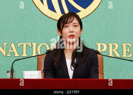 Tokyo, Japon. 5th avril 2022. Le patineur japonais Miho Takagi parle lors d'une conférence de presse au Japan National Press Club à Tokyo. Takagi a remporté une médaille d'or aux 1 000 mètres féminins et trois médailles d'argent aux Jeux Olympiques d'hiver de Beijing. (Image de crédit: © Rodrigo Reyes Marin/ZUMA Press Wire) Banque D'Images