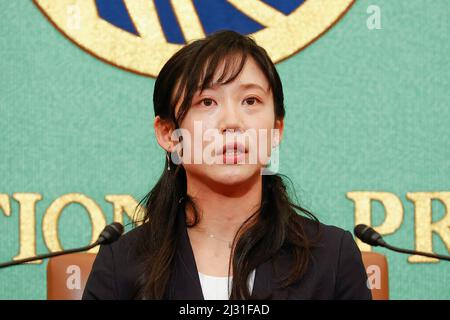 Tokyo, Japon. 5th avril 2022. Le patineur japonais Miho Takagi parle lors d'une conférence de presse au Japan National Press Club à Tokyo. Takagi a remporté une médaille d'or aux 1 000 mètres féminins et trois médailles d'argent aux Jeux Olympiques d'hiver de Beijing. (Image de crédit: © Rodrigo Reyes Marin/ZUMA Press Wire) Banque D'Images
