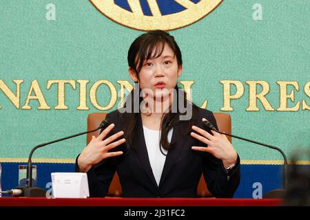 Tokyo, Japon. 5th avril 2022. Le patineur japonais Miho Takagi parle lors d'une conférence de presse au Japan National Press Club à Tokyo. Takagi a remporté une médaille d'or aux 1 000 mètres féminins et trois médailles d'argent aux Jeux Olympiques d'hiver de Beijing. (Image de crédit: © Rodrigo Reyes Marin/ZUMA Press Wire) Banque D'Images