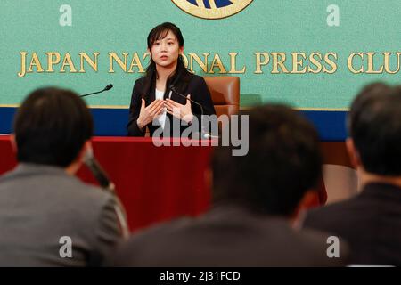 Tokyo, Japon. 5th avril 2022. Le patineur japonais Miho Takagi parle lors d'une conférence de presse au Japan National Press Club à Tokyo. Takagi a remporté une médaille d'or aux 1 000 mètres féminins et trois médailles d'argent aux Jeux Olympiques d'hiver de Beijing. (Image de crédit: © Rodrigo Reyes Marin/ZUMA Press Wire) Banque D'Images