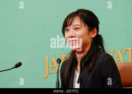 Tokyo, Japon. 5th avril 2022. Le patineur japonais Miho Takagi parle lors d'une conférence de presse au Japan National Press Club à Tokyo. Takagi a remporté une médaille d'or aux 1 000 mètres féminins et trois médailles d'argent aux Jeux Olympiques d'hiver de Beijing. (Image de crédit: © Rodrigo Reyes Marin/ZUMA Press Wire) Banque D'Images