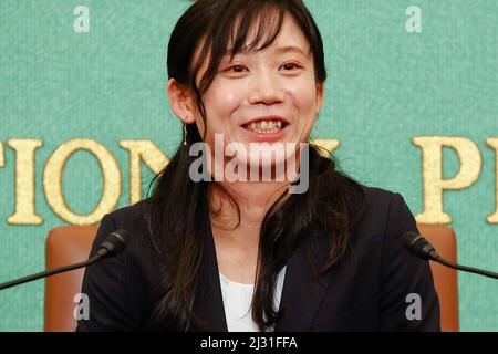 Tokyo, Japon. 5th avril 2022. Le patineur japonais Miho Takagi parle lors d'une conférence de presse au Japan National Press Club à Tokyo. Takagi a remporté une médaille d'or aux 1 000 mètres féminins et trois médailles d'argent aux Jeux Olympiques d'hiver de Beijing. (Image de crédit: © Rodrigo Reyes Marin/ZUMA Press Wire) Banque D'Images
