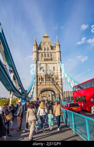 Londres, Royaume-Uni - APR 19, 2017: Le pont de la Tour dans l'après-midi, beaucoup de gens sur la route à Londres, Royaume-Uni. Banque D'Images