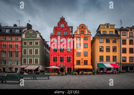 Façades de maisons anciennes colorées sur la place Stortorget dans la vieille ville de Gamla Stan à Stockholm en Suède Banque D'Images