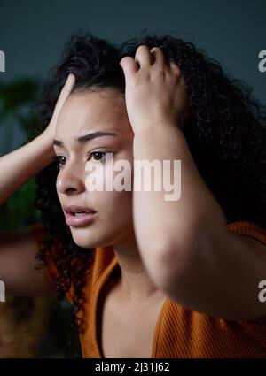 Comment puis-je démêler mon esprit. Photo d'une jeune femme qui se sent inquiète à la maison. Banque D'Images