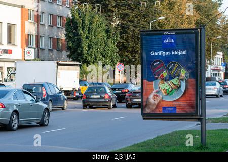 Riga, Lettonie - 30 septembre 2020 : les transports privés et publics s'éloignent du centre à la fin de la journée de travail Banque D'Images