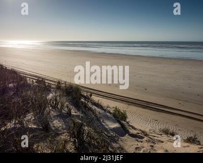 Tire Tracks le long de 80 Mile Beach sur l'océan Indien, en Australie occidentale Banque D'Images