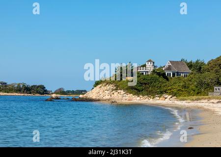 FALMOUTH, Etats-Unis - SEP 24, 2017: De nombreuses maisons de maître chères avec un immense paysage de zone privée sont placées à l'océan atlantique et de petits lacs à proximité Banque D'Images