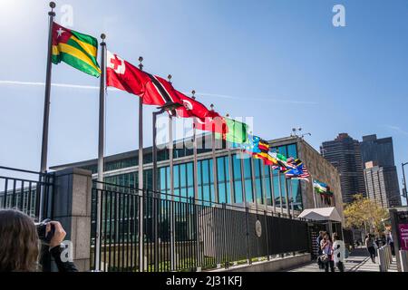 NEW YORK, Etats-Unis - OCT 5, 2017: Bâtiment des Nations Unies avec drapeaux des pays participants au soleil. Banque D'Images