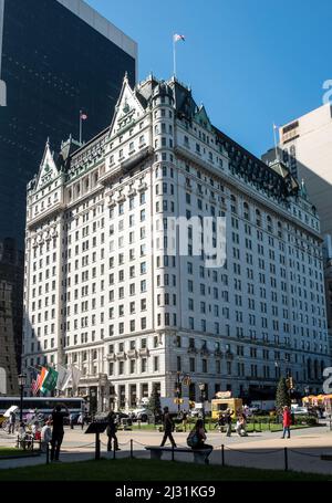 NEW YORK, Etats-Unis - OCT 4, 2017: Façade de l'hôtel 5 étoiles Plaza Fairmont à l'avenue 5th de New York. L'hôtel est une construction du 19th siècle. Banque D'Images