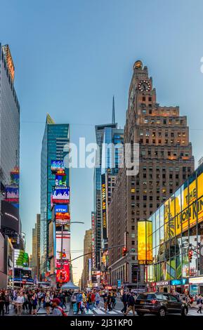 NEW YORK, USA - OCT 4, 2017: Les gens aiment Times Square avec la publicité au néon des nouvelles, des marques et des théâtres en fin d'après-midi. Times Square est un sym Banque D'Images