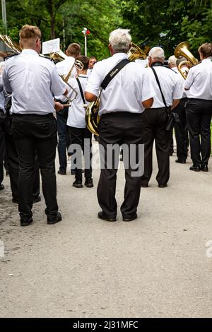 Porąbka, Pologne - 8 août 2021. Représentation de rue avec bracelet en laiton. Des musiciens amateurs en chemises blanches jouent des instruments à vent pendant un concert. Banque D'Images