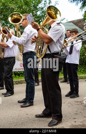 Porąbka, Pologne - 8 août 2021. Représentation de rue avec bracelet en laiton. Des musiciens amateurs en chemises blanches jouent des instruments à vent pendant un concert. Banque D'Images