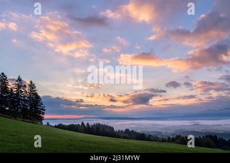 Vue d'Auerberg au sud sur une brumeuse matin d'automne, Bavière, Allemagne, Europe Banque D'Images