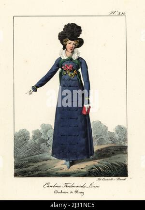 Marie-Caroline de Bourbon-deux Siciles, duchesse de Berry, 1798-1870, princesse italienne de la Maison de Bourbon. Dans le capot avec des panaches noires, manteau bleu avec grenouille militaire. Caroline Ferdinande Louise, Duchesse de Berry. Lithographie de couleur main par Lorenzo Bianchi et Domenico Cuciniello d'après Hippolyte Lecomte de Costuci civili e militari della monarchia francese dal 1200 al 1820, Naples, 1825. Édition italienne des costumes civils et militaires de Lecomte de la monarchie française de 1200 à 1820. Banque D'Images