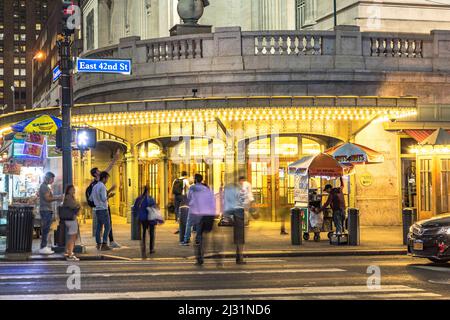 NEW YORK, Etats-Unis - OCT 5, 2017: Les gens entrent dans la gare centrale de l'est 42nd rue dans la nuit à New York. La gare est ouverte 24 heures 7 jours Banque D'Images