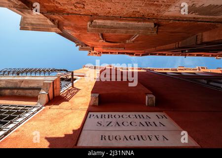 Recherche dans une ruelle étroite à Venise, Vénétie, Italie, Europe Banque D'Images
